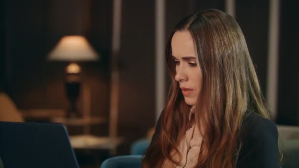 Pensive businesswoman looking laptop computer in hotel at evening — Stock Video