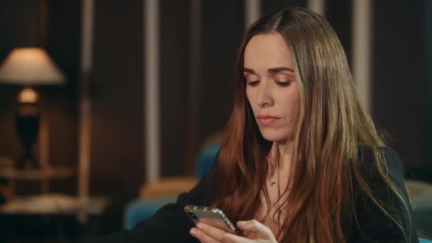 Zakelijke vrouw met smartphone thuis. Zakenvrouw drinkt thee — Stockvideo