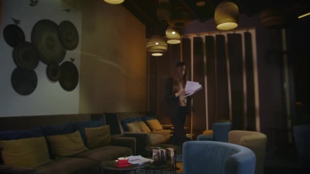 Nervöse Geschäftsfrau liest nachts in Büro-Lounge Dokumente — Stockvideo