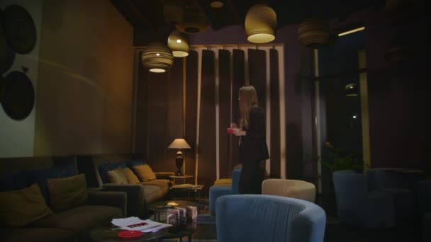 Affärskvinna väntar på möte i hotellets lounge på kvällen — Stockvideo
