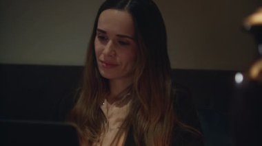 İş kadını portresi geceleri bilgisayarla ofiste çalışıyor.