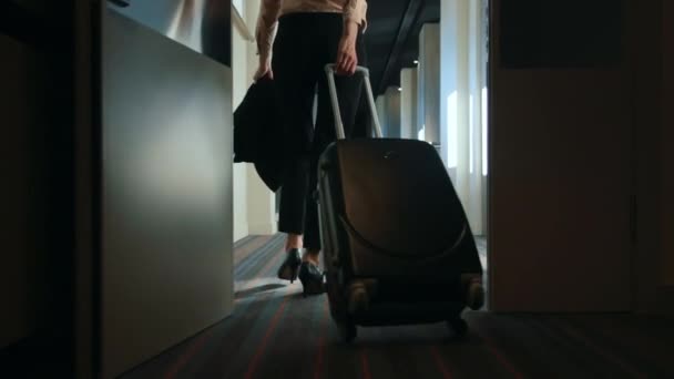 Femme d'affaires avec valise de voyage marchant dans le couloir de l'hôtel — Video