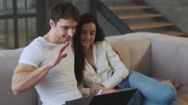 Mutlu çift Skype 'ta sohbet ediyorlar. Evdeki dizüstü bilgisayarın başında.