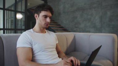 İş adamının portresi yavaş çekimde uzak iş yerinde dizüstü bilgisayar kullanıyor..