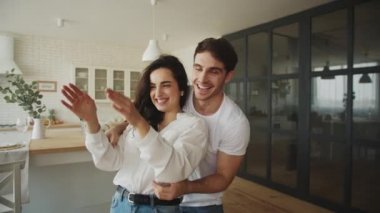 Mutlu çiftin portresi ağır çekimde iç tasarım planlıyor..