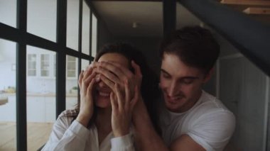 Mutlu aile çifti yavaş çekimde eve geliyor. Kucaklaşan çift portresi