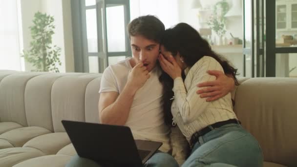 Przerażona para ogląda horror w domu. Młodzi ludzie oglądają straszne filmy — Wideo stockowe