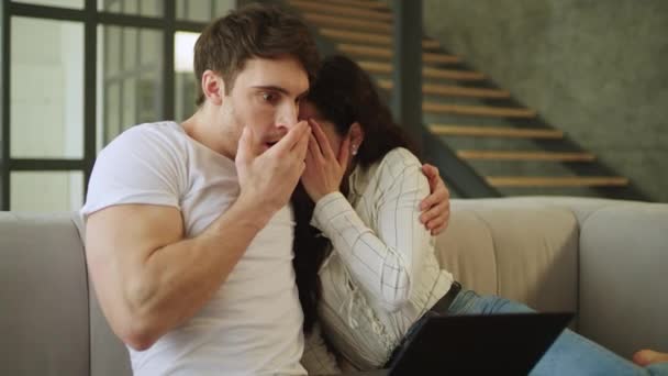 Impresionado hombre y mujer expresando miedo mientras mira portátil . — Vídeos de Stock