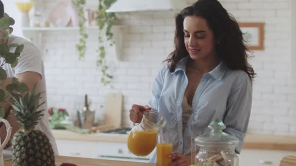 Gelukkig paar voor te bereiden om thuis te koken ontbijt in slow motion. — Stockvideo