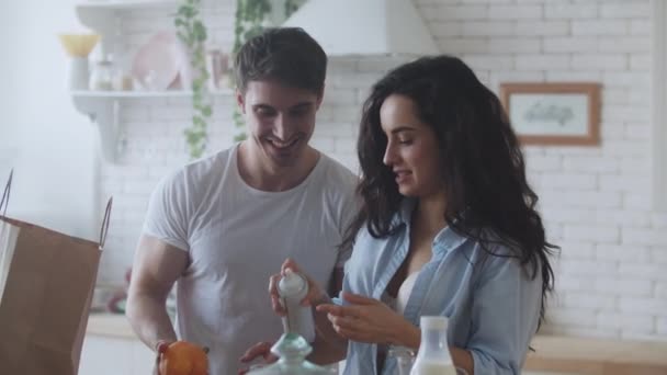 Retrato de casal feliz cozinhar café da manhã. Casal jovem casal se divertindo . — Vídeo de Stock