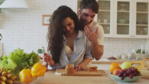 Portrét usmívajícího se páru vařícího společně doma. Sexy pár baví