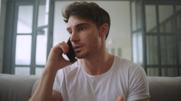 Pareja feliz divirtiéndose después del día laboral. Hombre de negocios enfocado hablando móvil . — Vídeos de Stock