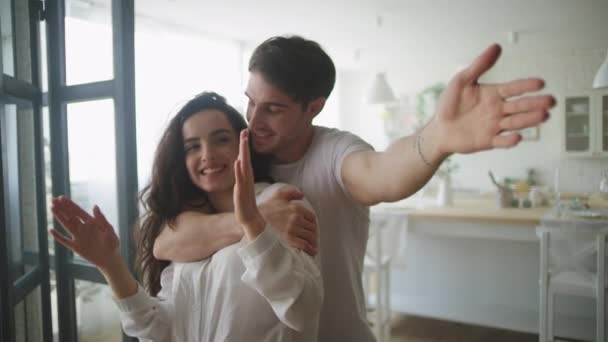 Unga gifta par som bor i ett nytt hem. Närbild lycklig familjeplanering interiör — Stockvideo