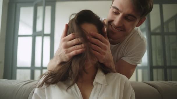 Gülümseyen adam ev ofisinde kadınlarla eğleniyor. Mutlu çift kucaklaşması — Stok video
