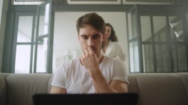 Evde çalışan bir iş adamının portresi. Erkeğe masaj yapan seksi kadın.