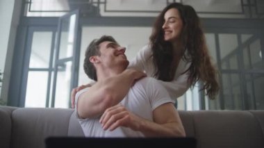 Ev bilgisayarında çalışan yakın plan iş adamı. Seksi kadın masajcı adam