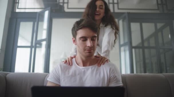 Fechar empresário trabalhando laptop em casa. Sexy mulher massageando homem — Vídeo de Stock