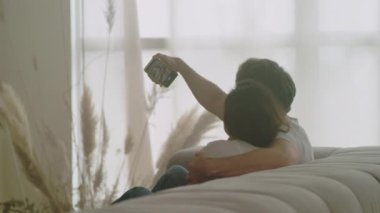 Mutlu çiftin evde selfie çekerken görüntüsü. Fotoğraf çeken genç bir çift..