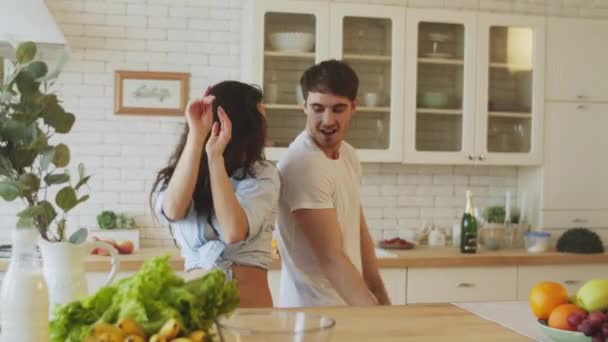 遅い動きで台所で踊るセクシーなカップル。若い恋人が家で楽しんでいる. — ストック動画