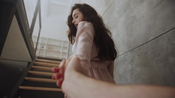 Сексуальна жінка тримає чоловіка за руку вдома. мила дівчина спокусливий хлопець . — стокове відео