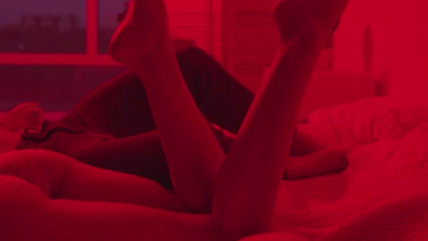 Unga par kopplar av hemma efter sex. Kvinnors skinkor i underkläder. — Stockvideo