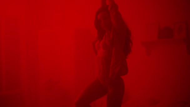 Szexuális nő portréja, ahogy a hálószobában táncol. Sztriptíz lány pózol fehérneműben — Stock videók