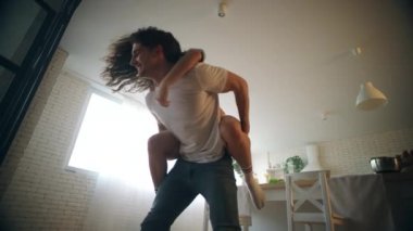 Evde dönen mutlu çift. Seksi kız sporcunun arkasında oturuyor.