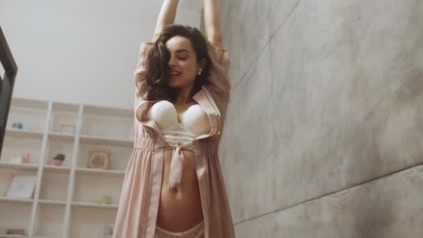 Sexy vrouw dansend in ondergoed in slow motion. Benen van naakte vrouwen. — Stockvideo