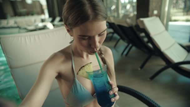 수영장에서 온라인 전화로 비디오 채팅을 하는 매력적 인 여자의 사진 — 비디오