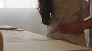 Yakından erkek elleri kadının kalçalarını ağır çekimde tutuyor. Erotik kadın kıçına yakın çekim.