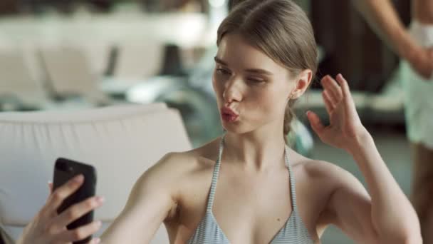 Retrato de mulher sexy fazendo selfie piscina. Menina fazendo v gesto para foto — Vídeo de Stock