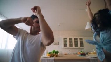 Evde ağır çekimde dans eden mutlu çift. Seksi partnerler eğleniyor.