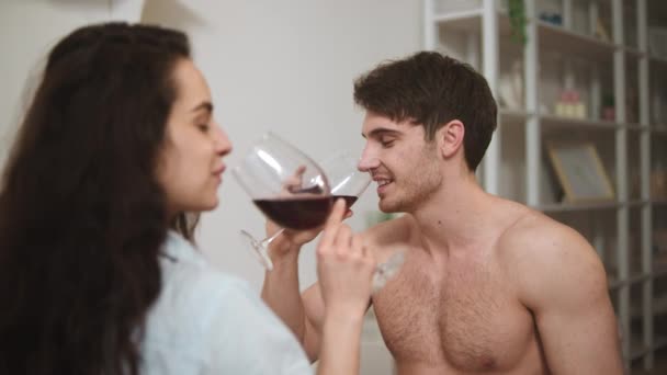 Gros plan couple heureux boire du vin à la maison. Deux personnes cliquetis lunettes . — Video