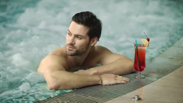 Närbild av sexig man som flörtar vid poolen. Snygg kille som kopplar av i bubbelbad. — Stockvideo