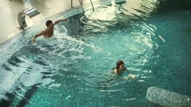 Boven uitzicht vrolijk paar genieten van hydrotherapie in wellness resort. — Stockvideo