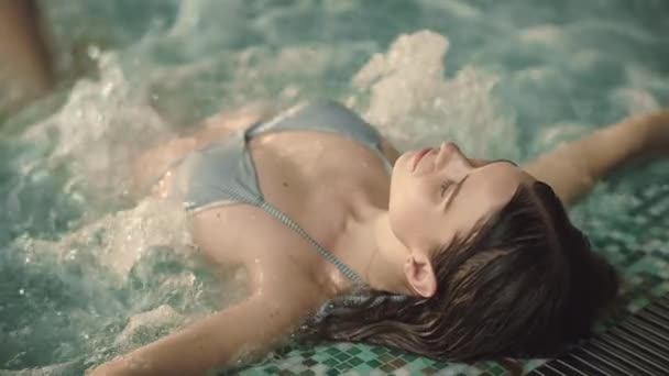 Grosse jolie femme se relaxant dans la piscine. Portrait de fille sexy appréciant jacuzzi . — Video