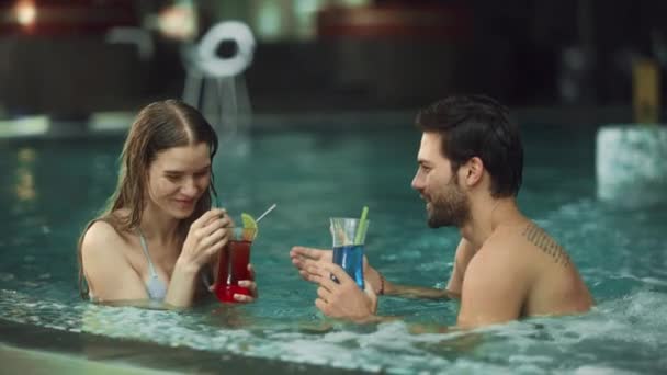 Un jeune couple qui boit des cocktails. Portrait de famille souriante s'amuser — Video