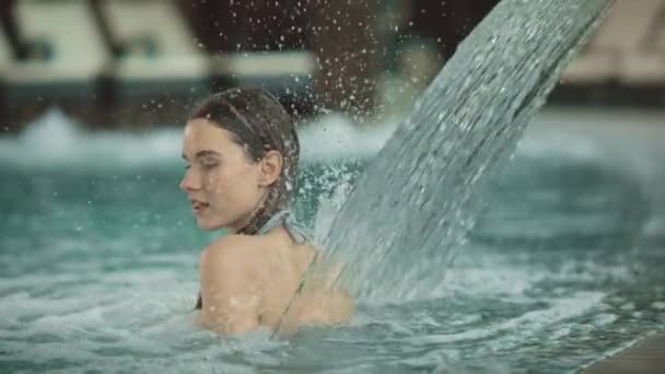 Donna di primo piano che fa idroterapia a biliardo. Ragazza che ha un trattamento termale in piscina — Video Stock