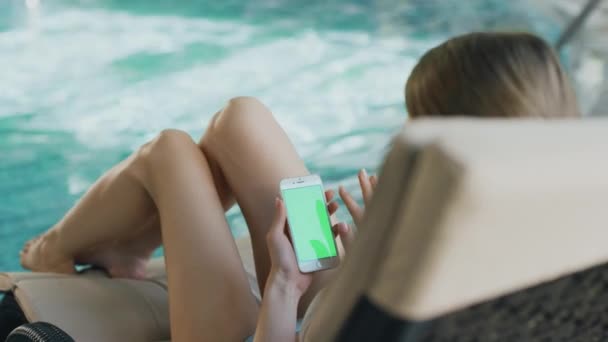 Елегантна дівчина використовує телефон з зеленим екраном. Крупним планом жінка тримає мобільний телефон — стокове відео