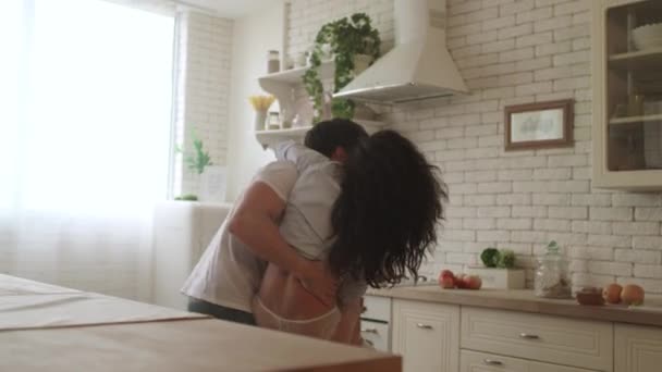 Hombre guapo dando vueltas alrededor de la mujer en lencería. Sexy pareja divirtiéndose indoor . — Vídeos de Stock