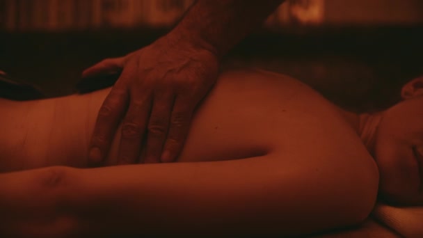 Nahaufnahme von Menschenhänden, die in Zeitlupe massieren. Weiblicher Körper bekommt Massage — Stockvideo