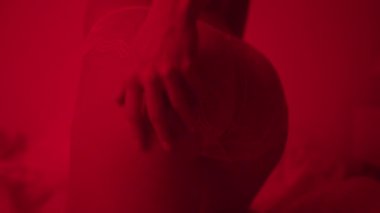Seksi külotlu kadın kalçalarına yakın çekim. Karanlık odada poz veren seksi kız..