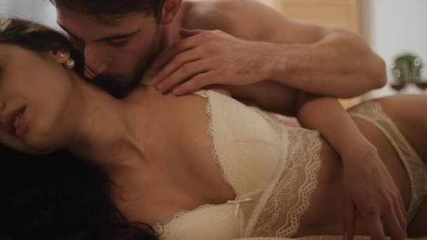 Closeup sensual couple embracing in bed in slow motion. Sexy lovers kissing. — Stock Video