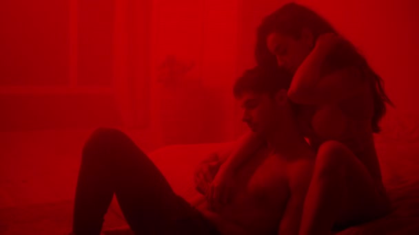 Couple sexy se détendre à la maison après le sexe. Belle femme touchant le corps masculin . — Video