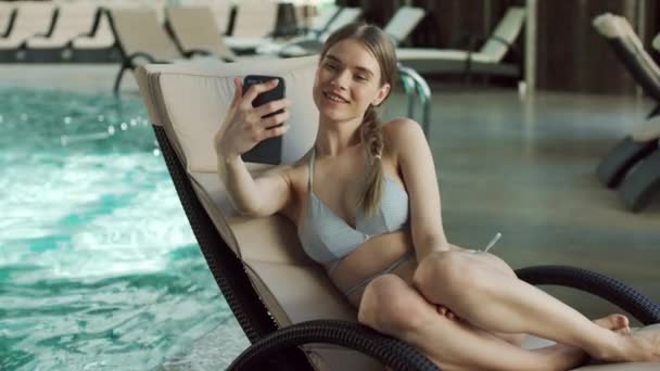 Macro de mujer sexy tomando vídeo en vivo cerca de la piscina. Chica bonita en hacer selfie — Vídeos de Stock