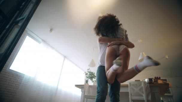 Glada par möte efter lång paus i slow motion. Sexiga skinkor i underkläder — Stockvideo