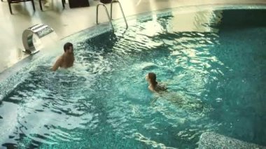 Lüks kaplıcalarda banyo yapan mutlu çift. Rahatlamış aile girdap banyosunda dinleniyor.