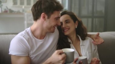Mutlu çift evde kahveyle dinleniyor. Genç evli çift kahve içiyor.