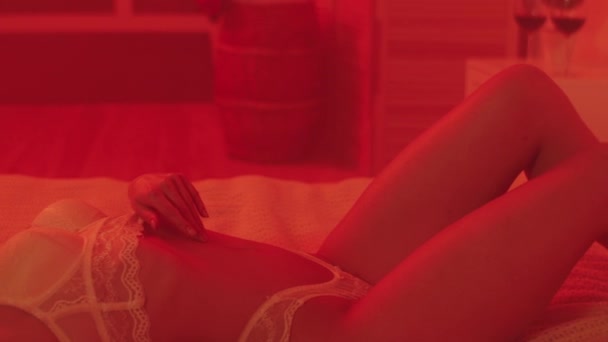 Seksi kız yatakta tenine dokunuyor. İç çamaşırlı, kışkırtıcı kadın vücudu. — Stok video