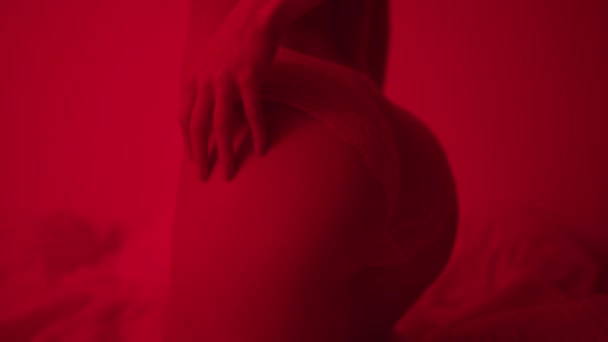 Sexig kvinna poserar i rött ljus i slow motion. Provokativa kvinnor skinkor — Stockvideo